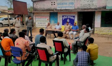 अतिरिक्त पुलिस अधीक्षक ने पुलिस जनदर्शन व चौपाल लगाकर ग्रामीणों की शिकायतों का किया निराकरण... धोखाधड़ी से बचने बैंक, एटीएम की जानकारी न देने की समझाईश...