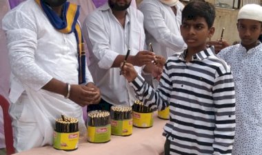 ऑल  मुस्लिम वेलफेयर के सदस्यों के साथ मिलकर सभी लोगों में कलम का वितरण किया