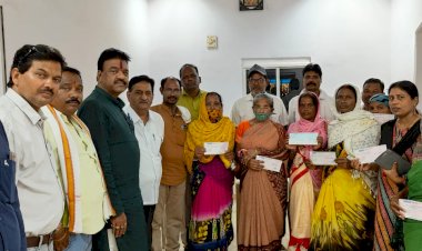 संसदीय सचिव रेखचंद जैन ने खेल आयोजन के लिए खूंटपदर पंचायत को सौंपा एक लाख रुपए का चेक