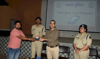बस्तर पुलिस द्वारा चलाया गया ‘‘टेक बैक योर प्रॉपर्टी’’ अभियान, लोगों से गुम हुए मोबाईल ढूंढकर मोबाईल स्वामियों के सुपुर्द किया गया