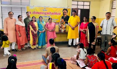 ओमप्रकाश पुजारी की जयंती पर 'त्रिओम' समाजसेवी संस्था द्वारा नेत्रहीन बच्चों को चादर व भोजन पैकेट वितरित
