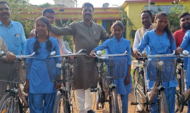 संसदीय सचिव रेखचंद जैन ने विभिन्न स्कूलों में 125 साइकिल वितरण किया