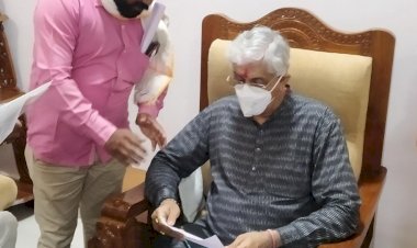 अनुसूचित जाति विभाग कॉंग्रेस प्रकोष्ठ जगदलपुर के जिला अध्यक्ष विक्रम लहरे ने स्वास्थ्य मंत्री से मुलाकात कर स्वास्थय एवं सरकारी भूमि अतिक्रमण जैसे मामलों को लेकर सौंपी ज्ञापन..