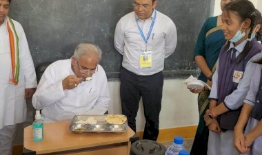 बच्चों ने मुख्यमंत्री को खिलाया अपने घर से लाया टिफिन