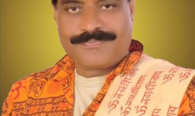 मंदिर श्री जुगल किशोर जी के महन्त आवेदक के पितामह के नाम की जगह गोल घेरा लगा कर बिना किसी सक्षम प्राधिकारी के आदेश के व्यवस्थापक जिलाध्यक्ष पन्ना लेख कर दिया