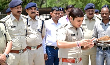 Korba: SP भोजराम पटेल ने हरी झंडी दिखाकर हाईवे पेट्रोलिंग वाहन को किया रवाना.... ️अंबिकापुर-बिलासपुर मार्ग पर चलेंगी वाहन....  ️सड़क दुर्घटनाओं सहित अन्य अपराधिक घटनाओं पर लगेगा विराम.....