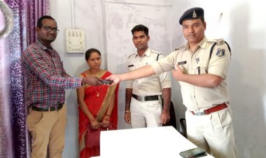 कोरबा कोतवाली पुलिस का सराहनीय कार्य.................... कोतवाली पुलिस ने लौटाया गहनों से भरा बैग........................ ढाई तोले के सोने के गहने, मोबाइल फोन सहित अन्य वस्तुएं लौटाए दंपत्ति को....................... बैग में रखे समान की कीमत करीब 2 लाख रुपए.............................. खबर देखें