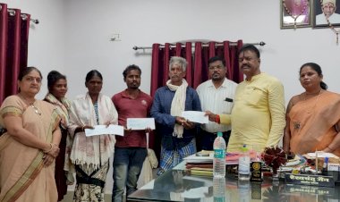 संसदीय सचिव रेखचंद जैन ने प्राकृतिक आपदा में मृत तीन छात्रों के परिजनों को प्रदान की 1-1 लाख की अनुग्रह राशि