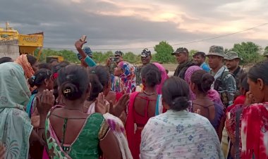 बीजा त्यौहार मनाने सीआरपीएफ 74वीं वाहिनी कैंप परिसर पहुंचे ग्रामीण.कमांडेंट डीएन यादव ने ग्रामीणों को त्यौहार मनाने के लिए की आर्थिक मदद