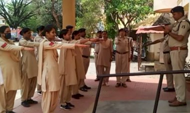 21 मई आतंकवादी  विरोधी दिवस के अवसर पर थाना कोतवाली जगदलपुर परिसर में सभी अधिकारी कर्मचारियों को समाज की रक्षा व आतंकवाद से निपटने के लिए शपथ दिलाई गई
