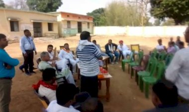 लखनपुर क्षेत्र में जिला पंचायत उपाध्यक्ष ने की ग्रामीणों से मुलाकात सुनी ग्रामीणों की समस्या।