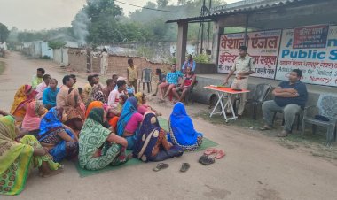 चलित थाना के दौरान मनगांव के बच्चो, महिलाओं तथा आम नागरिको को इस तरह के फ्रॉड से बचने के उपाय बताकर लोगो को जागरूग किया गया