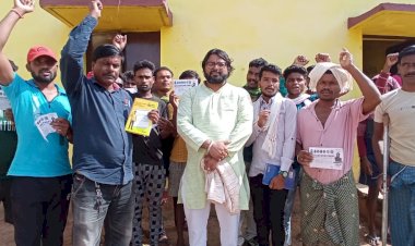 मुक्तिमोर्चा व जनता कांग्रेस जे के नेता नवनीत चांद  के नेतृव में तोकापाल मंडल के सिंघनपुर ग्राम पंचायत  में सदस्यता अभियान बैठक हुआ संपन्न व बस्तर के विकास व अधिकार के संघर्ष हेतु सैकड़ों युवाओं ने मुक्ति मोर्चा व जनता कांग्रेस जे का थामा दामन - भरत कश्यप