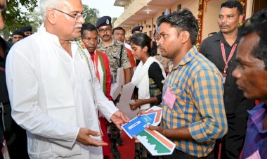 CG Special Story : मैं और मां बीते 15 साल तक साप्ताहिक बाजार में मिले...गले लगे और खूब रोये.......वजह जान हो जाएँगे हैरान….अब मुख्यमंत्री भूपेश बघेल ने सौंपी खुशियों के आशियाने की चाबी…तो...