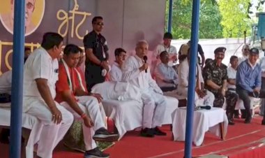 CG VIDEO: क्या एक और कलेक्टर लडेंगे चुनाव ? …जब CM भूपेश ने कलेक्टर का परिचय कराते लोगों से पूछा- आप जानते हैं कलेक्टर को….भीड़ से आया ये जवाब…फिर जो हुआ…CM बोले- कलेक्टर को ही लड़ा देते हैं चुनाव…देखे विडियो….