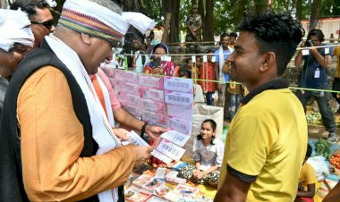 CG VIDEO: 'भूपेश कका ,काकी के लिए बिंदी लेते जाइये'.... हाट बाजार में घूम रहे CM को दुकान लगाये बसंत ने दी आवाज.... फिर जो हुआ.... देखें वीडियो.....