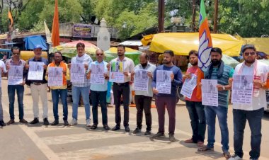 भाजयुमो का पेट्रोलियम पदार्थों में वेट-टैक्स कम करने की माँग को लेकर भूपेश बघेल के खिलाफ किया प्रदर्शन..................... पेट्रोल-डीजल-गैस के दर में कमी से भूपेश बघेल खुश नही - अविनाश.............................