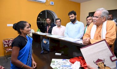 कभी नक्सली थी दसमी, अब रिसोर्ट में बनी रिसेप्शनिस्ट : जिस दिन शादी हुई, उसी दिन मुठभेड़ में पति की मृत्यु...नक्सलवाद की कड़वी सच्चाई से वाकिफ होने के बाद किया आत्मसमर्पण...आत्मसमर्पित दसमी ने मुख्यमंत्री श्री भूपेश बघेल को सुनाई अपनी कहानी...