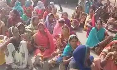 पाटन छ.ग: ग्राम देवादा में मनरेगा के मजदूरों ने राज मार्ग जाम कर धरने में बैठ गया था.