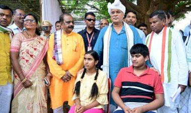 CG- फैसला On The Spot: दृष्टि बाधित छात्रा बोली, 'पढ़ना चाहती हूं, पर पैसे नहीं'.... CM बोले, 'बेटा स्मार्ट फोन और टेप रिकॉर्डर खरीदो मैं तत्काल डेढ़ लाख रुपये स्वीकृत करता हूं'.... फिर जो हुआ.....
