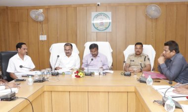 CG:शिविर आयोजित कर नामांतरण, बंटवारा एवं सीमांकन के प्रकरणों का करें निराकरण- संभागायुक्त श्री कावरे...जनसामान्य की समस्याओं को गंभीरता से सुनकर त्वरित निराकरण करें...संभागायुक्त श्री कावरे ने जिला स्तरीय अधिकारियों की ली समीक्षा बैठक