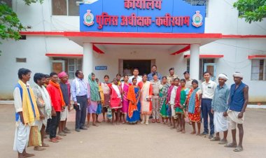 बोड़ला ब्लॉक की बैगा महिलाओं से अतिरिक्त पुलिस अधीक्षक ने की चर्चा।

बच्चों को उच्च शिक्षा प्रदान कर उज्जवल भविष्य का निर्माण करने हेतु दी गई जानकारी।

शासन प्रशासन के द्वारा प्रदान की जाने वाली विभिन्न लाभकारी योजनाओं को विस्तारपूर्वक बताया गया।