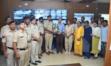 शहर के स्थानीय व्यापारियो के द्वारा उठाईगिरी के मामले में बस्तर पुलिस अधीक्षक एवं समस्त स्टाफ को गुलदस्ता भेंट देकर, किया सम्मान