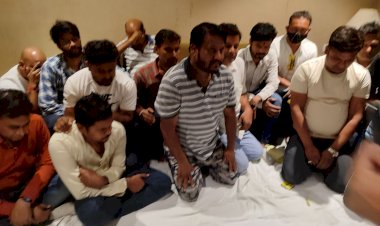 CG- 13 गिरफ्तार: धड्डले से 52 परियों से इश्क लड़ा रहे थे दीवाने….क्लब में सजी थी महफिल.... रईसजादे व्यापारी खेल रहे थे जुआ.... पुलिस का छापा.... पकड़े गये 13 जुआरी...लाखों कैश हुए जब…