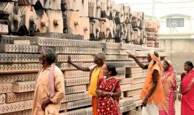 यूपी की योगी सरकार ने बड़ा फैसला लेते हुए प्रदेश के 2 शहरों में शराब और मीट बैन का आदेश जारी कर दिया.