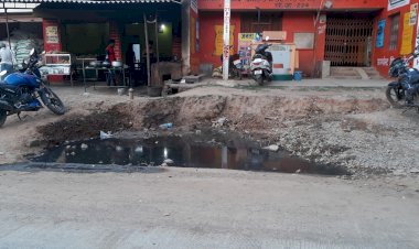 लखनपुर शहर में एनएच 130 पर नाली नहीं बनने से निकासी में हो रही परेशानी की कीचड़ों के बीच गुजर रहे राहगीर।