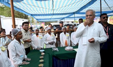 CM भूपेश ने चखा महुआ लड्डू का स्वाद: महुआ से बन रही लड्डू की खुशबू पहुँची चेन्नई तक.... ईश्वरी न बोलती न सुनती पर अपने हुनर से तैयार कर रही महुआ से स्वादिष्ट लड्डू.... मुख्यमंत्री ने की सराहना....