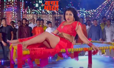 Amrapali Bhojpuri Video : जमीन पर लेट रोमांस करती दिखीं आम्रपाली गांव वालों के सामने खेसारी लाल संग दिखा जबरदस्त केमेस्ट्री...