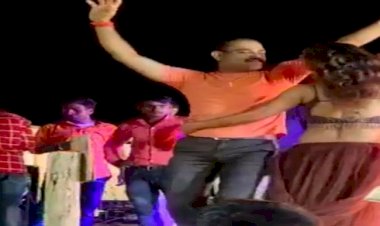 थानेदार का डांस VIDEO वायरल : …जब थानेदार ने “छम्मक छल्लों…जरा धीरे चलो” गाने में महिला डांसर के साथ जमकर लगाए ठुमके…बार बाला ने बाहों में बाहें डालकर करवाया डांस, साहब भी नहीं हटे पीछे …फिर जो हुआ…देखें VIDEO....