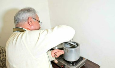 CG VIDEO: मुख्यमंत्री भूपेश ने कूकर का ढक्कन खोलकर आंगनबाड़ी में पकी खिचड़ी को देखा.... आंगनबाड़ी में पकी खिचड़ी की खुशबू पर मुग्ध हो गये मुख्यमंत्री.... फिर जो हुआ.... देखें वीडियो......