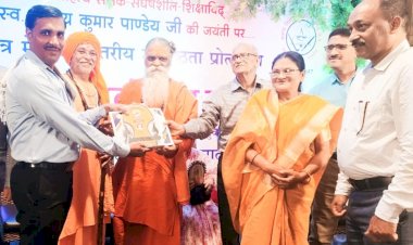 CG:बेरला ब्लाक के लावातरा हाईस्कूल के शिक्षक व देवरबीजा निवासी  भुवन लाल साहू अक्षय शिक्षा अलंकरण से हुए सम्मानित