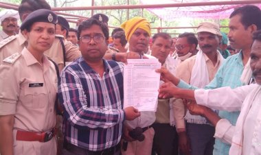 तीन सुत्रीय माँगो को लेकर जिले की 111 वनग्रामों के ग्रामीणों ने किया केरेगांव मोड़ के पास प्रर्दशन...धमतरी नगरी मुख्यमार्ग एक घंटे रहा जाम..…