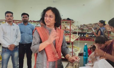 CG:बेमेतरा जिले के प्रभारी सचिव रीता शांडिल्य ने सी-मार्ट का किये अवलोकन