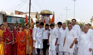CG:महेश नवमी पर बेमेतरा माहेश्वरी समाज ने शहर में निकाली शोभायात्रा,रथ में सवार भगवान शिव के दर्शन करने के लिए उमड़े लोग,