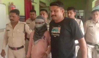 CG:अस्पताल प्रबंधन की भूमिका को जांचने वीडियो फुटेज खंगाल रही बेमेतरा पुलिस, गिरफ्तार नक्सली को भेजा गया जेल..अंतागढ़ के मेडिकल आफिसर और बेमेतरा एके हॉस्पिटल डायरेक्टर के पुराने सम्बंध है..रायपुर मार्ग स्थित एके हॉस्पिटल के डायरेक्टर को अभिरक्षा में लेकर पुलिस कर रही पूछताछ...पुलिस सूत्रों के अनुसार जाँच में चौकाने वाले खुलासे होने के साथ कई सफेदपोश होंगे बेनकाब..क्या है मामला पढिए पूरी खबर
