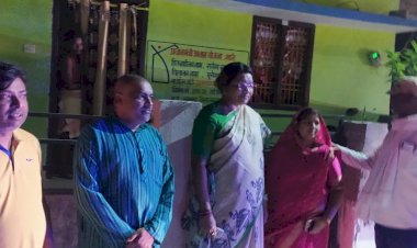 लखनपुर में शोकाकुल परिवार से मिले सरगुजा सांसद व केंद्रीय मंत्री रेणुका सिंह।