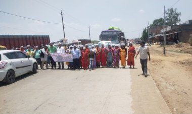 आम आदमी पार्टी कार्यकर्ता ने बंधा में पानी की समस्या को लेकर नेशनल हाईवे पर किया चक्काजाम आवागमन रही बाधित पुलिस लिए आम आदमी कार्यकर्ता को हिरासत में