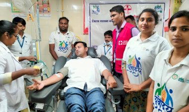 विश्व रक्तदाता दिवस पर 150 लोगों ने किया रक्तदान
जिला कलेक्टर रजत बंसल एवं सीएमएचओ आर.के.चतुर्वेदी ने किया रक्तदान