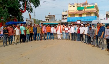 भारतीय जनता युवा मोर्चा के जिला अध्यक्ष के नेतृत्व में कांग्रेश की भूपेश सरकार के द्वारा युवा मोर्चा प्रदेश मंत्री ओपी चौधरी के खिलाफ एफ आई आर दर्ज करने के विरोध में मुख्यमंत्री भूपेश बघेल का पुतला दहन किया गया।