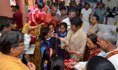 जिला स्तरीय शाला प्रवेश उत्सव कार्यक्रम साडा कन्या हायर सेकेण्डरी स्कूल में हुआ सम्पन्न,कोरबा सांसद की मौजूदगी में विद्यार्थियों को तिलक लगाकर तथा पुस्तक-कॉपी वितरित कर मनाया गया प्रवेशोत्सव.......