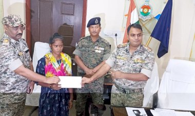 मिलिट्री कंपनी नं 01 की आठ लाख इनामी महिला नक्सली समेत दो महिला नक्सलियों ने किया आत्मसमर्पण