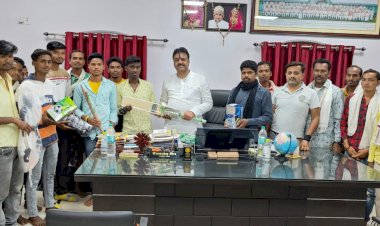 ग्रामीण खेलों को बढ़ावा देने के लिए संसदीय सचिव रेखचंद जैन ने संवेदनशील टोपर पंचायत के युवाओं को खेल सामग्री प्रदान की