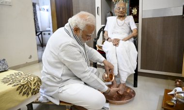 PM Modi Mother 100th Birthday: पीएम मोदी ने मनाया अपनी मां का सौवां जन्मदिन.... मां के पैर धोए फिर पानी आंखों से लगाया.... उन्हें शॉल ओढ़ाकर पूजा भी की.... पढ़िए पीएम मोदी का भावनात्मक लेख.... देखिए फोटो-वीडियो.....