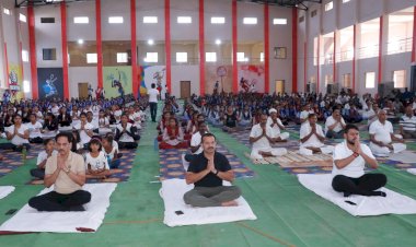 CG:विधायक बेमेतरा ने किया योग दिवस का शुभारंभ...बेमेतरा में योग दिवस पर कार्यक्रम आयोजित..स्वामी विवेकानंद इंडोर स्टेडियम बेमेतरा में जिला प्रशासन द्वारा योग शिविर का आयोजन किया गया..योग शिविर में बेमेतरा DM,SP,ADM,ASP,SDM सहित अधिकारी, जनप्रतिनिधि उपस्थित रहे