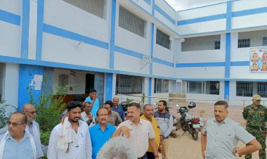 CG:देवरबीजा में स्वामी आत्मानंद इंग्लिश मीडियम स्कूल में 1जुलाई से प्रवेश प्रारंभ ,बेमेतरा कलेक्टर, एसपी, डीईओ, निरीक्षण करने पहुंचे...कलेक्टर ने सरपंच को दिये निर्देश स्कुल के आसपास अतिक्रमण हटाने के लिए