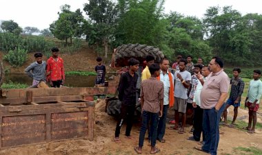 Sarguja News : बालू भरी ट्रैक्टर पलटी , 3 की हालत गंभीर